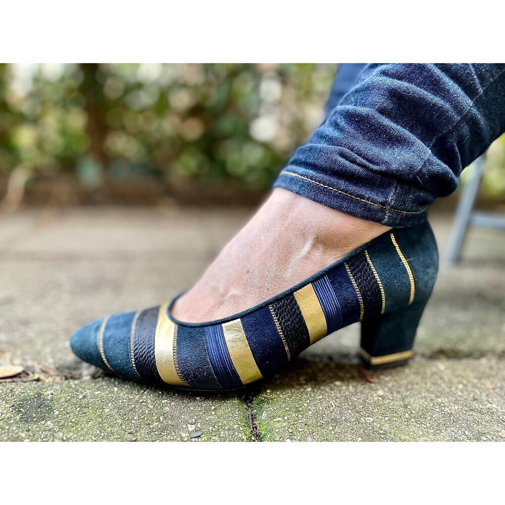 Suede pumps in navy with gold stripes by Linea Wallys', size 6 1/2